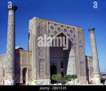 Usbekistan: Die Hauptfassade von Ulug flehte Madrassa, den Registan, Samarkand. Der Registan umfasst drei Maharashs (Schulen), die Ulugh Beg Madrasah (1417-1420), Tilya-Kori Madrasah (1646-1660) und die Sher-Dor Madrasah (1619-1636). Das Ulugh Beg Madrasah hat ein imposantes Portal mit Lanzettenbogen zum Platz. Die Ecken werden von hohen, gut proportionierten Minaretten flankiert. Die Mosaiktafel über dem Eingangsbogen ist mit geometrischen Ornamenten verziert. Der quadratische Innenhof umfasst eine Moschee, Vortragsräume und ist von den Wohnheimen umgeben, in denen die Studenten lebten. Stockfoto