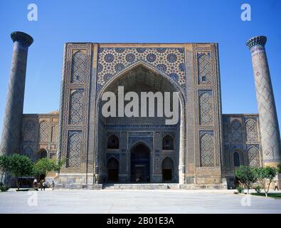 Usbekistan: Die Hauptfassade von Ulug flehte Madrassa, den Registan, Samarkand. Der Registan umfasst drei Maharashs (Schulen), die Ulugh Beg Madrasah (1417-1420), Tilya-Kori Madrasah (1646-1660) und die Sher-Dor Madrasah (1619-1636). Das Ulugh Beg Madrasah hat ein imposantes Portal mit Lanzettenbogen zum Platz. Die Ecken werden von hohen, gut proportionierten Minaretten flankiert. Die Mosaiktafel über dem Eingangsbogen ist mit geometrischen Ornamenten verziert. Der quadratische Innenhof umfasst eine Moschee, Vortragsräume und ist von den Wohnheimen umgeben, in denen die Studenten lebten. Stockfoto