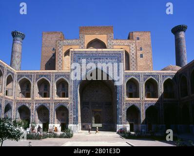 Usbekistan: Innenhof von Ulug flehte Madrassa an, der Registan, Samarkand. Der Registan umfasst drei Maharashs (Schulen), die Ulugh Beg Madrasah (1417-1420), Tilya-Kori Madrasah (1646-1660) und die Sher-Dor Madrasah (1619-1636). Das Ulugh Beg Madrasah hat ein imposantes Portal mit Lanzettenbogen zum Platz. Die Ecken werden von hohen, gut proportionierten Minaretten flankiert. Die Mosaiktafel über dem Eingangsbogen ist mit geometrischen Ornamenten verziert. Der quadratische Innenhof umfasst eine Moschee, Vortragsräume und ist von den Wohnheimen umgeben, in denen die Studenten lebten. Stockfoto