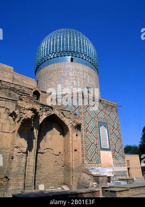 Usbekistan: Timurid-Faltenkuppel, Mausoleum Gur-e Amir, Samarkand. Das Gūr-e Amīr oder Guri Amir (Persisch: گورِ امیر) ist das Mausoleum des asiatischen Eroberers Tamerlane (auch bekannt als Timur) in Samarkand, Usbekistan. Es nimmt einen wichtigen Platz in der Geschichte der persischen Architektur ein als Vorläufer und Modell für spätere große Mogul-Architekturgräber, einschließlich Humayuns Grab in Delhi und das Taj Mahal in Agra, erbaut von Timurs Nachkommen, der herrschenden Mogul-Dynastie von Nordindien. Es wurde umfassend restauriert. Gur-e Amir ist Perser für "Grab des Königs". Stockfoto