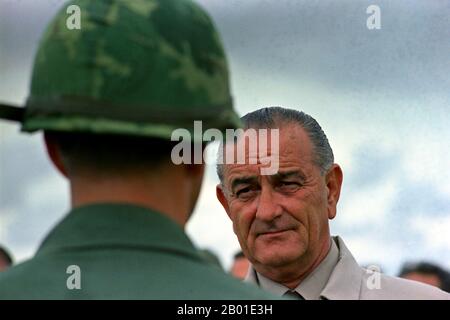 Vietnam/USA: Präsident Lyndon B. Johnson (27. August 1908 - 22. Januar 1973) mit US-Soldat Cam Ranh Bay, Republik Vietnam. Foto: Yoichi R. Okamoto (1915-1985), 26. Oktober 1966. Der zweite Indochina-Krieg, in Amerika als Vietnam-Krieg bekannt, war ein Militärkonflikt aus der Zeit des Kalten Krieges, der sich in Vietnam, Laos und Kambodscha vom 1. November 1955 bis zum Fall Saigons am 30. April 1975 ereignete. Dieser Krieg folgte dem ersten Indochina-Krieg und wurde zwischen Nordvietnam, unterstützt von seinen kommunistischen Verbündeten, und der Regierung Südvietnams, unterstützt von den USA und anderen antikommunistischen Nationen, geführt. Stockfoto