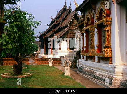 Thailand: Ubosot (Ordnungshalle) im Vordergrund mit Viharn im Hintergrund, Wat Prasat, Chiang Mai. Wat Prasat (วัดปราสาท) stammt mindestens aus dem 16. Jahrhundert und ist wahrscheinlich noch älter. Das wichtigste Gebäude in der Tempelanlage ist das alte Viharn, das aus dem Jahr 1823 stammt, aber 1987 geschmackvoll renoviert wurde. Das Viharn ist im traditionellen und unverwechselbaren LAN Na-Stil gebaut und besteht aus kunstvoll gefertigten Teakholzpaneelen auf einer Basis aus weißgetünchtem Ziegel und Stuck. Stockfoto