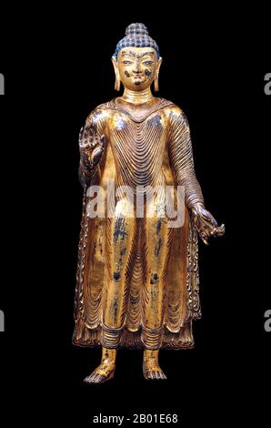 Indien: Gold Copper Standing Buddha image in Abhaya mudrā ("udrā of no-Fear"), Kaschmir, c. 7.-8. Centuries CE. Siddhārtha Gautama (Sanskrit: सिद्धार्थ गौतम; Pali: Siddhattha Gotama) war eine spirituelle Lehrerin aus dem alten Indien, die den Buddhismus gründete. In den meisten buddhistischen Traditionen gilt er als der oberste Buddha (P. sammāsambuddha, S. samyaksaṃbuddha) unserer Zeit, „Buddha“ bedeutet „erwachter“ oder „erleuchteter“. Der Zeitpunkt seiner Geburt und seines Todes ist ungewiss: Die meisten Historiker des frühen 20. Jahrhunderts datierten sein Leben als c. 563 BCE bis 483 BCE. Stockfoto