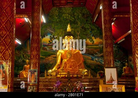 Thailand: Hauptbild des Buddha im Viharn in Wat Phuak Hong, Chiang Mai. Wat Phuak Hong (วัดพวกหงษ์), der „Tempel des Schwanenflugs“, befindet sich in der südwestlichen Ecke der Altstadt von Chiang Mai. Ein typischer kleiner Lan Na Tempel, er ist vor allem bekannt für den runden Stupa, der westlich des Viharn steht. Das im 16. Jahrhundert erbaute abgerundete Bauwerk besteht aus sieben schrumpfenden Ebenen, die von insgesamt 52 Nischen für Bilder des Buddha umgeben sind, von denen einige heute überleben, wenn auch in einem ziemlich beschädigten Zustand. Stockfoto