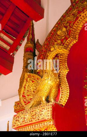 Thailand: Hamsa (heiliger Schwan oder Gans) über der Vordertür des Viharn in Wat Phuak Hong, Chiang Mai. Wat Phuak Hong (วัดพวกหงษ์), der „Tempel des Schwanenflugs“, befindet sich in der südwestlichen Ecke der Altstadt von Chiang Mai. Ein typischer kleiner Lan Na Tempel, er ist vor allem bekannt für den runden Stupa, der westlich des Viharn steht. Das im 16. Jahrhundert erbaute abgerundete Bauwerk besteht aus sieben schrumpfenden Ebenen, die von insgesamt 52 Nischen für Bilder des Buddha umgeben sind, von denen einige heute überleben, wenn auch in einem ziemlich beschädigten Zustand. Stockfoto