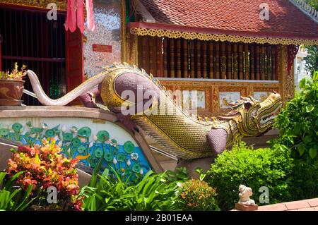 Thailand: Makara Balustrade am Mon-Tempel von Wat Chai Mongkhon, Chiang Mai. Die Mon, eine nicht-Tai-Gruppe, wurden zu Beginn des 19. Jahrhunderts in Chiang Mai neu angesiedelt. Sie waren traditionell feindlich gegenüber dem herrschenden Volk von Bamar in Birma und gelten daher allgemein als natürliche Verbündete der Tai, ob in Lan Na oder weiter südlich in Siam. Die Mon, die oft mit Wasser und Booten in Verbindung gebracht werden (insbesondere in ihren wichtigsten Gebieten in Bangkok, wo Pak Kret und Phra Padaeng angesiedelt sind), wurden um Wat Chai Mongkhon am Westufer des Flusses Ping niedergelassen. Stockfoto