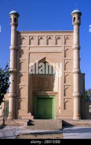 China: Jama’ Masjid (Große Moschee), Old Kuqa, Provinz Xinjiang. Die antike Oasenstadt Kuqa (Kuche), die jetzt von Korla im Osten und Aksu im Westen überschattet wird, war einst ein wichtiger Halt an der nördlichen Seidenstraße. Es wurde erstmals von Han Chinas Kontrolle erobert, als es 91 CE vom unbezwingbaren General Ban Chao erobert wurde. Im 4. Jahrhundert war sie zu einem wichtigen Zentrum der tocharischen Zivilisation geworden, das nicht nur auf der nördlichen Seidenstraße, sondern auch auf kleineren Routen nach Dzungaria im Norden und nach Khotan im Süden saß. Der gefeierte buddhistische Mönch Kumarajiva wurde hier geboren. Stockfoto