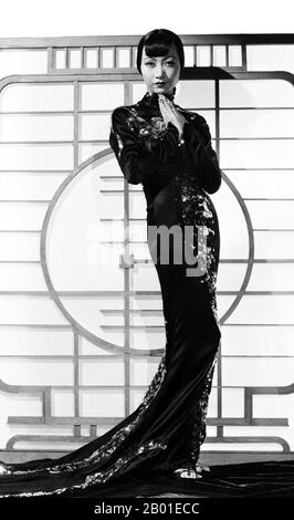 China/USA: Anna May Wong (3. Januar 1905 - 3. Februar 1961), chinesisch-amerikanischer Filmstar, trägt ein Cheongsam, entworfen von Travis Banton. Publicity immer noch aus "Limehouse Blues", 1934. Anna May Wong war amerikanische Schauspielerin, der erste chinesische amerikanische Filmstar und der erste asiatische Amerikaner, der ein internationaler Star wurde. Ihre lange und vielfältige Karriere umfasste sowohl Stummfilm als auch Tonfilm, Fernsehen, Bühne und Radio. Wong wurde in der Nähe des Chinatown-Viertels Los Angeles von chinesisch-amerikanischen Eltern der zweiten Generation geboren und war in die Filme verliebt und spielte schon in jungen Jahren. Stockfoto