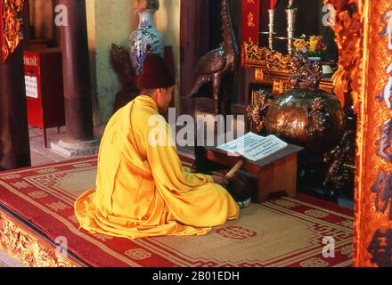 Vietnam: Mönch, Chua Con Sohn Pagode, östlich von Hanoi. Chua Con Son war ein Tempel, der zu Ehren des Dichters Nguyen Trai (1380–1442), Chefberater und Amanuensis von Le Loi, dem General, der die Ming-Chinesen 1427 aus Vietnam vertrieben und 1428 den Thron als Kaiser Le Thai To übernahm, errichtet wurde. Stockfoto