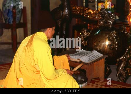 Vietnam: Mönch, Chua Con Sohn Pagode, östlich von Hanoi. Chua Con Son war ein Tempel, der zu Ehren des Dichters Nguyen Trai (1380–1442), Chefberater und Amanuensis von Le Loi, dem General, der die Ming-Chinesen 1427 aus Vietnam vertrieben und 1428 den Thron als Kaiser Le Thai To übernahm, errichtet wurde. Stockfoto