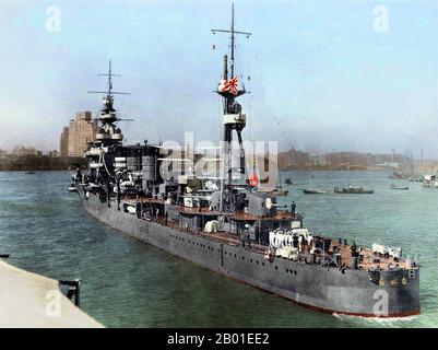 China: Der japanische Kreuzer Nagara auf dem Huangpu-Fluss, Shanghai. Am Horizont sichtbare Broadway-Villen, 27. September 1936 Nagara (長良 軽巡洋艦 Nagara keijun'yōkan) war das führende Schiff ihrer Klasse von leichten Kreuzschiffen in der kaiserlichen japanischen Marine. Sie wurde nach dem Fluss Nagara in der Region Chūbu in Japan benannt. Der Nagara war das erste Schiff der Nagara-Klasse, und wie andere Schiffe ihrer Klasse war sie für den Einsatz als Flaggschiff einer Zerstörerflotte vorgesehen, und in dieser Rolle nahm sie an den Invasionen der Philippinen und der Niederlande Ostindien Teil. Stockfoto