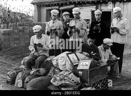 China: Lesen von Mao Zedongs „kleines rotes Buch“ während des Wartens auf den Transport, eine Szene aus der Kulturrevolution (1966-1976), 1968. Die große proletarische Kulturrevolution, allgemein bekannt als Kulturrevolution (Chinesisch: 文化大革命), war eine soziopolitische Bewegung, die in der Volksrepublik China von 1966 bis 1976 stattfand. Das von Mao Zedong, dem damaligen Vorsitzenden der Kommunistischen Partei Chinas, in Bewegung gesetzte Ziel bestand darin, den Sozialismus im Land zu erzwingen, indem kapitalistische, traditionelle und kulturelle Elemente aus der chinesischen Gesellschaft entfernt und die maoistische Orthodoxie innerhalb der Partei durchgesetzt werden. Stockfoto