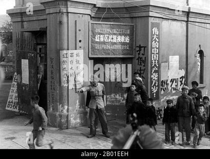 China: Scene from the Cultural Revolution (1966-1976), Liaoning, 1968. Die große proletarische Kulturrevolution, allgemein bekannt als Kulturrevolution (Chinesisch: 文化大革命), war eine soziopolitische Bewegung, die in der Volksrepublik China von 1966 bis 1976 stattfand. Das von Mao Zedong, dem damaligen Vorsitzenden der Kommunistischen Partei Chinas, in Bewegung gesetzte Ziel bestand darin, den Sozialismus im Land zu erzwingen, indem kapitalistische, traditionelle und kulturelle Elemente aus der chinesischen Gesellschaft entfernt und die maoistische Orthodoxie innerhalb der Partei durchgesetzt werden. Stockfoto