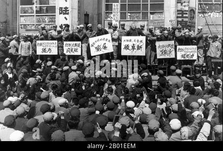 China: A Meeting to denunce 'Rightists' and 'Capital Roaders', Scene from the Cultural Revolution (1966-1967), c. 1968. Die große proletarische Kulturrevolution, allgemein bekannt als Kulturrevolution (Chinesisch: 文化大革命), war eine soziopolitische Bewegung, die in der Volksrepublik China von 1966 bis 1976 stattfand. Das von Mao Zedong, dem damaligen Vorsitzenden der Kommunistischen Partei Chinas, in Bewegung gesetzte Ziel bestand darin, den Sozialismus im Land zu erzwingen, indem kapitalistische, traditionelle und kulturelle Elemente aus der chinesischen Gesellschaft entfernt und die maoistische Orthodoxie innerhalb der Partei durchgesetzt werden. Stockfoto