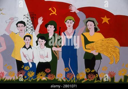 Vietnam: In allen Ecken Vietnams sind politische Hürden im revolutionären sozialistischen Realismus zu sehen. Der sozialistische Realismus ist ein Stil realistischer Kunst, der in der Sowjetunion entwickelt wurde und in anderen kommunistischen Ländern zu einem dominanten Stil wurde. Der sozialistische Realismus ist ein teleologisch orientierter Stil, dessen Zweck darin besteht, die Ziele des Sozialismus und des Kommunismus zu fördern. Auch wenn sie damit zusammenhängen, darf sie nicht mit sozialem Realismus verwechselt werden, einer Art Kunst, die Themen von sozialer Bedeutung realistisch darstellt. Anders als der soziale Realismus verherrlicht der sozialistische Realismus oft die Rolle der Armen. Stockfoto