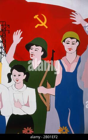 Vietnam: In allen Ecken Vietnams sind politische Hürden im revolutionären sozialistischen Realismus zu sehen. Der sozialistische Realismus ist ein Stil realistischer Kunst, der in der Sowjetunion entwickelt wurde und in anderen kommunistischen Ländern zu einem dominanten Stil wurde. Der sozialistische Realismus ist ein teleologisch orientierter Stil, dessen Zweck darin besteht, die Ziele des Sozialismus und des Kommunismus zu fördern. Auch wenn sie damit zusammenhängen, darf sie nicht mit sozialem Realismus verwechselt werden, einer Art Kunst, die Themen von sozialer Bedeutung realistisch darstellt. Anders als der soziale Realismus verherrlicht der sozialistische Realismus oft die Rolle der Armen. Stockfoto