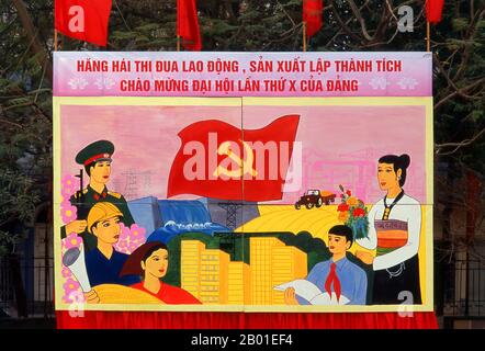 Vietnam: Politische Plakate im Stil des revolutionären sozialistischen Realismus sind in allen Ecken Vietnams zu sehen. Der sozialistische Realismus ist ein Stil realistischer Kunst, der in der Sowjetunion entwickelt wurde und in anderen kommunistischen Ländern zu einem dominanten Stil wurde. Der sozialistische Realismus ist ein teleologisch orientierter Stil, dessen Zweck darin besteht, die Ziele des Sozialismus und des Kommunismus zu fördern. Auch wenn sie damit zusammenhängen, darf sie nicht mit sozialem Realismus verwechselt werden, einer Art Kunst, die Themen von sozialer Bedeutung realistisch darstellt. Anders als der soziale Realismus verherrlicht der sozialistische Realismus oft die Rolle der Armen. Stockfoto