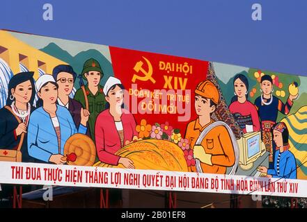 Vietnam: Politische Plakate im Stil des revolutionären sozialistischen Realismus sind in allen Ecken Vietnams zu sehen. Der sozialistische Realismus ist ein Stil realistischer Kunst, der in der Sowjetunion entwickelt wurde und in anderen kommunistischen Ländern zu einem dominanten Stil wurde. Der sozialistische Realismus ist ein teleologisch orientierter Stil, dessen Zweck darin besteht, die Ziele des Sozialismus und des Kommunismus zu fördern. Auch wenn sie damit zusammenhängen, darf sie nicht mit sozialem Realismus verwechselt werden, einer Art Kunst, die Themen von sozialer Bedeutung realistisch darstellt. Anders als der soziale Realismus verherrlicht der sozialistische Realismus oft die Rolle der Armen. Stockfoto