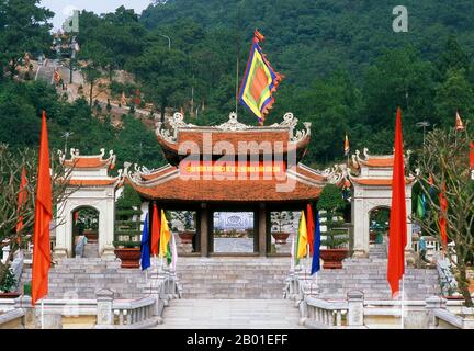 Vietnam: Con Son Pagoda, östlich von Hanoi. Chua Con Son war ein Tempel, der zu Ehren des Dichterkriegers Nguyen Trai (1380-1442), Chefberater und Amanuensis für Le Loi, dem General, der die Ming-Chinesen 1427 aus Vietnam vertrieben und 1428 den Thron als Kaiser Le Thai To übernahm, errichtet wurde. Stockfoto