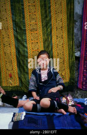 Vietnam: Schwarzes Hmong-Mädchen, Sapa, Nordwest-Vietnam. Die Hmong sind eine asiatische ethnische Gruppe aus den Bergregionen Chinas, Vietnams, Laos und Thailands. Hmong gehören auch zu den Untergruppen der Volksgruppe Miao in Südchina. Die Hmong-Gruppen begannen im 18. Jahrhundert aufgrund politischer Unruhen und um mehr Ackerland zu finden, eine allmähliche Migration nach Süden. Stockfoto