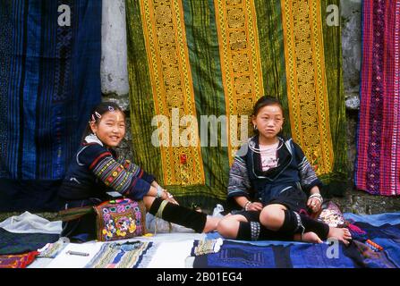 Vietnam: Schwarze Hmong-Mädchen, Sapa, Nordwest-Vietnam. Die Hmong sind eine asiatische ethnische Gruppe aus den Bergregionen Chinas, Vietnams, Laos und Thailands. Hmong gehören auch zu den Untergruppen der Volksgruppe Miao in Südchina. Die Hmong-Gruppen begannen im 18. Jahrhundert aufgrund politischer Unruhen und um mehr Ackerland zu finden, eine allmähliche Migration nach Süden. Stockfoto