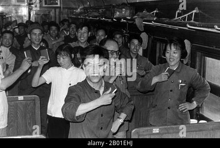 China: Szene aus der Kulturrevolution (1966-1976), Passagiere in einem Zug winken ihre Exemplare des „kleinen roten Buches“ mit den ausgewählten Gedanken des Vorsitzenden Mao Zedong, 1967. Die große proletarische Kulturrevolution, allgemein bekannt als Kulturrevolution (Chinesisch: 文化大革命), war eine soziopolitische Bewegung, die in der Volksrepublik China von 1966 bis 1976 stattfand. Das von Mao Zedong, dem damaligen Vorsitzenden der Kommunistischen Partei Chinas, in Gang gesetzte Ziel bestand darin, den Sozialismus im Land zu erzwingen, indem kapitalistische, traditionelle und kulturelle Elemente aus der Gesellschaft entfernt werden. Stockfoto