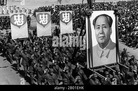 China: Eine Szene aus der Kulturrevolution (1966-1976), Massendemonstration in Shenyang, 1968. Die chinesischen Schriftzeichen lesen "in unseren Herzen", in Bezug auf den Vorsitzenden Mao Zedong. Die große proletarische Kulturrevolution, allgemein bekannt als Kulturrevolution (Chinesisch: 文化大革命), war eine soziopolitische Bewegung, die in der Volksrepublik China von 1966 bis 1976 stattfand. Das von Mao Zedong, dem damaligen Vorsitzenden der Kommunistischen Partei Chinas, in Gang gesetzte Ziel bestand darin, den Sozialismus im Land zu erzwingen, indem kapitalistische, traditionelle und kulturelle Elemente aus der Gesellschaft entfernt werden. Stockfoto