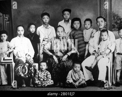 Singapur: Eine Familie von Peranakan oder "Straits Chinese", ca. 1910. Peranakanchinesisch und Baba-Nyonya sind Begriffe, die für die Nachkommen chinesischer Einwanderer aus dem späten 15. Und 16. Jahrhundert in den indonesisch-malaiischen Archipel während der Kolonialzeit verwendet werden. Mitglieder dieser Gemeinde in Melaka geben sich als „Nyonya Baba“ statt als „Baba-Nyonya“ aus. Nyonya ist der Ausdruck für die Frauen und Baba für die Männer. Sie galt insbesondere für die ethnischen chinesischen Bevölkerungsgruppen in den Siedlungen der britischen Meerenge Malayas und der von den Niederlanden kontrollierten Insel Java und an anderen Orten. Stockfoto