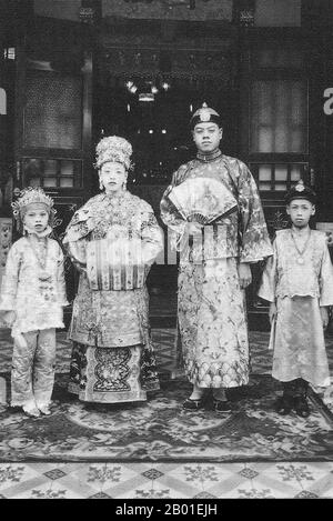 Singapur: Eine peranakanische Familie, Anfang des 20. Jahrhunderts. Peranakanchinesisch und Baba-Nyonya sind Begriffe, die für die Nachkommen chinesischer Einwanderer aus dem späten 15. Und 16. Jahrhundert in den indonesisch-malaiischen Archipel während der Kolonialzeit verwendet werden. Mitglieder dieser Gemeinde in Melaka geben sich als „Nyonya Baba“ statt als „Baba-Nyonya“ aus. Nyonya ist der Ausdruck für die Frauen und Baba für die Männer. Sie galt insbesondere für die ethnischen chinesischen Bevölkerungsgruppen in den Siedlungen der britischen Meerenge Malayas und der von den Niederlanden kontrollierten Insel Java und an anderen Orten. Stockfoto