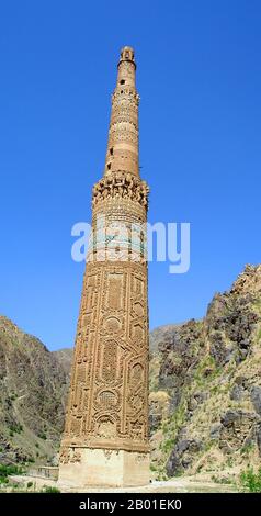 Afghanistan: The Minaret of Jam, Shahrak District, Ghor Province, c. 1190 CE. Das Minaret of Jam ist ein UNESCO-Weltkulturerbe im Westen Afghanistans. Es liegt im Shahrak-Viertel, Provinz Ghor, am Hari-Fluss. Das 65 Meter hohe Minarett, umgeben von Bergen, die bis zu 2400m m hoch sind, wurde in den 1190s Jahren aus Backsteinen erbaut. Sie ist berühmt für ihre aufwendige Ziegelsteindekoration, Stuck und glasierte Fliesen, die aus abwechselnden Banden von kufischen und naskhi-Kalligrafien, geometrischen Mustern und Versen aus dem Koran (die surat Maryam, die mit Maria, der Mutter Jesu, in Verbindung steht) besteht. Stockfoto