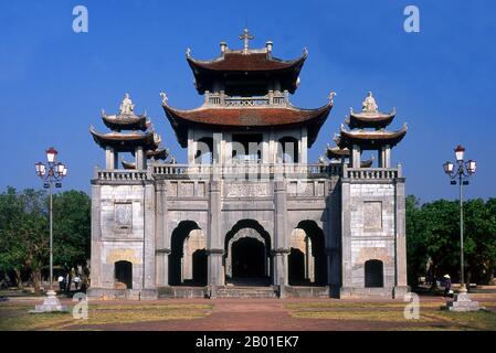 Vietnam: Glockenturm in der Kathedrale Phat Diem, Provinz Ninh Binh. Die Kathedrale Phat Diem befindet sich im Bezirk Kim Son der Provinz Ninh Binh. Es ist eine der berühmtesten und ungewöhnlichsten Kirchen in Vietnam, und die Architektur ist eine Synthese chinesisch-vietnamesischer und französisch-katholischer Stile. Der Katholizismus kam zu früh zu Phat Diem. Alexandre de Rhodes, ein Jesuit aus Avignon, der das vietnamesische schriftsystem quoc ngu entwickelt hat, predigte hier bereits 1627, aber es war ein vietnamesischer Priester, Pater Tran Luc, der den Bau der wunderbaren Kathedrale von Phat Diem konzipierte und organisierte. Stockfoto