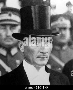 Türkei: Mustafa Kemal Atatürk (1881.-10. November 1938), Gründungsvater der Republik Türkei, 1925. Mustafa Kemal Atatürk, bis 1921 auch als Pascha Mustafa Kemal bekannt, und Ghazi Mustafa Kemal von 1921 bis 1934, war osmanischer und türkischer Armeeoffizier, revolutionärer Staatsmann, Schriftsteller und erster Präsident der Türkei. Er wird als Gründer des modernen türkischen Staates anerkannt. Atatürk war Offizier im Ersten Weltkrieg Nach der Niederlage des Osmanischen Reiches im Ersten Weltkrieg führte er die türkische Nationalbewegung im türkischen Unabhängigkeitskrieg an. Stockfoto