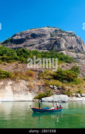 Thailand: Fischerboot am Strand Takiab mit Khao Takiab (Chopstick Hill) im Hintergrund, Hua hin, Provinz Prachuap Khiri Khan. 1868 begann König Mongkut eine Tradition der königlichen Assoziation mit Hua hin - damals ein kleines Fischerdorf - als er dorthin reiste, um eine totale Sonnenfinsternis zu beobachten. Im Jahr 1910 besuchte Prinz Chula Chakrabongse, Bruder von König Rama VI., Hua hin auf einer Jagdtour und war so begeistert von der Lage, dass er dort eine Ferienvilla baute. Anfang der 1920er Jahre folgte ihm König Vajiravudh (Rama VI.), der den Bau eines Teakholzpalastes anordnete Stockfoto