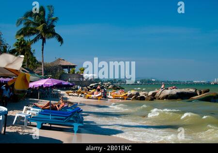 Thailand: Das felsige nördliche Ende des Hua hin Beach (hat Hua hin), Hua hin, Provinz Prachuap Khiri Khan. 1868 begann König Mongkut eine Tradition der königlichen Assoziation mit Hua hin - damals ein kleines Fischerdorf - als er dorthin reiste, um eine totale Sonnenfinsternis zu beobachten. Im Jahr 1910 besuchte Prinz Chula Chakrabongse, ein Bruder von König Rama VI., Hua hin auf einer Jagdtour und war so begeistert von der Lage, dass er dort eine Ferienvilla baute. Anfang der 1920er Jahre folgte ihm König Vajiravudh (Rama VI), der den Bau eines Teakholz-Palastes namens „Deer Park“ anordnete. Stockfoto