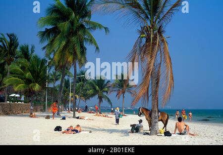 Thailand: Hua Hin Beach (Hat Hua Hin), Hua Hin, Provinz Prachuap Khiri Khan. 1868 begann König Mongkut eine Tradition der königlichen Assoziation mit Hua hin - damals ein kleines Fischerdorf - als er dorthin reiste, um eine totale Sonnenfinsternis zu beobachten. Im Jahr 1910 besuchte Prinz Chula Chakrabongse, ein Bruder von König Rama VI., Hua hin auf einer Jagdtour und war so begeistert von der Lage, dass er dort eine Ferienvilla baute. Anfang der 1920er Jahre folgte ihm König Vajiravudh (Rama VI), der den Bau eines Teakholz-Palastes namens „Deer Park“ anordnete. Stockfoto