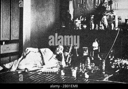 Vietnam: Vietnamesischer Kurtisane in Saigon Opium den. Foto von Léon Busy (19. April 1874 - 1951), c. 1915. Die Franzosen gründeten ein Opiumfranchise, um ihre neue Kolonie nur sechs Monate nach der Annexion von Saigon im Jahr 1862 auf eine Entgeltbasis zu stellen. Opium wurde aus Indien importiert, zu 10 Prozent des Wertes besteuert und von lizenzierten chinesischen Händlern an alle Käufer verkauft. Opium wurde zu einer äußerst lukrativen Einnahmequelle, und dieses erfolgreiche Experiment wurde wiederholt, als die Franzosen andere Gebiete in Indochina erwarben. Stockfoto