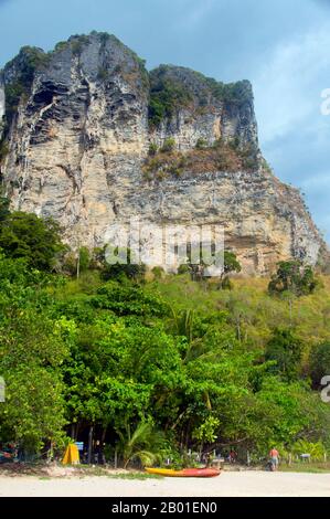 Thailand: Kalksteinfelsen in Ao Nang, Krabi Coast. AO Nang, eine wunderschöne Bucht und Strand, liegt westlich der Phra Nang Halbinsel, aber durch eine felsige Landzunge von Ao Ton Sai getrennt. Vielleicht weil es von Krabi aus leicht mit dem Auto zu erreichen ist, ist es extrem beliebt und wahrscheinlich ist es in der Hochsaison geschäftig. Die meisten Touristen aus Übersee sind Europäer, viele aus den skandinavischen Ländern. Die Provinz Krabi besteht aus mehr als 5.000 km2 Dschungelhügeln und scharfen, zerklüfteten Karstvorsprüngen sowie mehr als 100 km üppiger, unberührter Küste und rund 200 Inseln. Stockfoto