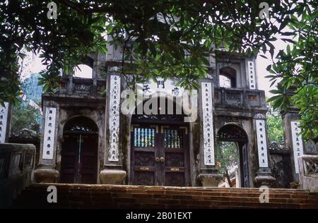 Vietnam: Haupteingang zur Thien-Tru-Pagode, Parfümpagode, südlich von Hanoi. Die Thien-Thu-Pagode (auch bekannt als die Pagode der himmlischen Küche) wurde im 18. Jahrhundert erbaut. Chua Huong oder die „Parfümpagode“ ist nicht nur ein einziges Gebäude, sondern ein Komplex aus rund 30 buddhistischen Schreinen und Tempeln, die sich über einige Strecken entlang des rechten Ufers des Suoi Yen bis hoch in die Kalksteinhügel dahinter erstrecken. Stockfoto