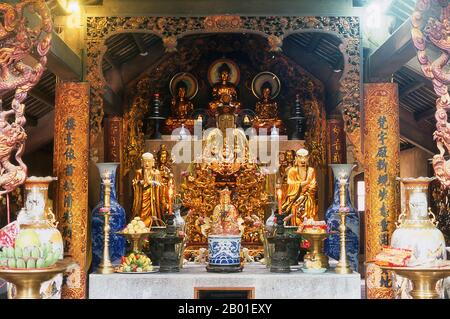 Vietnam: Eine Statue von Quan am, der „Göttin der Barmherzigkeit“, dominiert den Hauptaltar, Thien Tru Pagode, Parfümpagode südlich von Hanoi. Quan am, eine weibliche Gottheit, ist eine Inkarnation des männlichen Bodhisattva Avalokitesvara, dessen Lehren vor mehr als zwei Jahrtausenden den Himalaya aus Indien durchquerten. Irgendwo in Chinesisch-Zentralasien oder Tibet wurde er in eine Göttin verwandelt und ist jetzt als Quan am in Vietnam, Guanyin in China und Kannon in Japan beliebt. Die Thien-Thu-Pagode (auch bekannt als die Pagode der himmlischen Küche) wurde im 18. Jahrhundert erbaut. Stockfoto