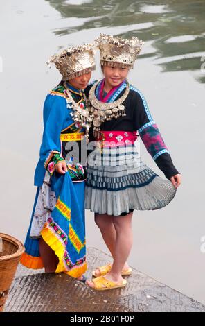 China: Han-Mädchen in Miao-Kostüm, Fenghuang, Provinz Hunan. Fenghuang ist Chinesisch für Phoenix und bezieht sich auf den mythischen heiligen feuervogel, der in den Mythologien der Perser, Griechen, Römer, Ägypter, Chinesen, Und (laut Sanchuniathon) die Phönizier. Der Legende nach schwebten zwei Phoenixe bei der Entdeckung der Stadt über längere Zeit, bevor sie widerwillig wegflogen. Die Stadt Fenghuang ist eine gut erhaltene antike Stadt, die angeblich aus dem Jahr 248 BCE stammt. Hier leben die Minderheiten Miao und Tujia. Stockfoto