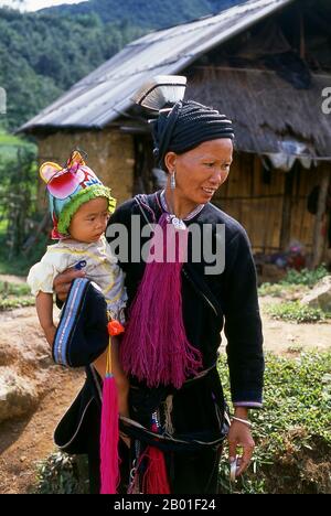 Vietnam: Schwarze Dao (Zao) Frau und Kind in der Nähe von Binh Lu, nördlicher Lai Chau, Nordwesten Vietnams. Die Nationalität des Yao (in Vietnam als Dao bekannt) (seine überwiegende Mehrheit ist auch als Mien bekannt; traditionelles Chinesisch: 瑤族, vereinfachtes Chinesisch: 瑶族, Pinyin: Yáo zú; Vietnamesisch: người Dao) ist eine staatliche Klassifikation für verschiedene Minderheiten in China. Sie bilden eine der 55 ethnischen Minderheiten, die offiziell von der Volksrepublik China anerkannt wurden und in den Bergen des Südwestens und des Südens leben. Sie gehören auch zu den 54 von Vietnam offiziell anerkannten ethnischen Gruppen. Stockfoto