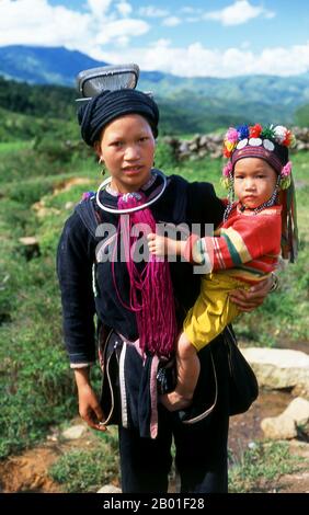 Vietnam: Schwarze Dao (Zao) Frau und Kind in der Nähe von Binh Lu, nördlicher Lai Chau, Nordwesten Vietnams. Die Nationalität des Yao (in Vietnam als Dao bekannt) (seine überwiegende Mehrheit ist auch als Mien bekannt; traditionelles Chinesisch: 瑤族, vereinfachtes Chinesisch: 瑶族, Pinyin: Yáo zú; Vietnamesisch: người Dao) ist eine staatliche Klassifikation für verschiedene Minderheiten in China. Sie bilden eine der 55 ethnischen Minderheiten, die offiziell von der Volksrepublik China anerkannt wurden und in den Bergen des Südwestens und des Südens leben. Sie gehören auch zu den 54 von Vietnam offiziell anerkannten ethnischen Gruppen. Stockfoto