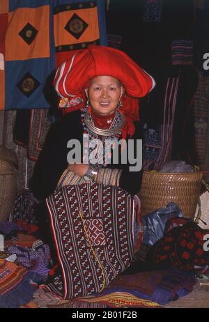 Vietnam: Red Dao (Zao) Woman, Sapa, Nordwest-Vietnam. Die Nationalität des Yao (in Vietnam als Dao bekannt) (seine überwiegende Mehrheit ist auch als Mien bekannt; traditionelles Chinesisch: 瑤族, vereinfachtes Chinesisch: 瑶族, Pinyin: Yáo zú; Vietnamesisch: người Dao) ist eine staatliche Klassifikation für verschiedene Minderheiten in China. Sie bilden eine der 55 ethnischen Minderheiten, die offiziell von der Volksrepublik China anerkannt wurden und in den Bergen des Südwestens und des Südens leben. Sie gehören auch zu den 54 von Vietnam offiziell anerkannten ethnischen Gruppen. Stockfoto