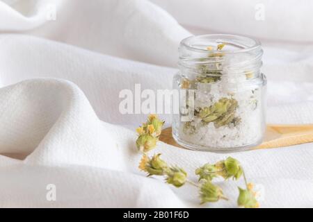 Hygienebad Salz mit wilden Kräutern. Regeneration der Wellness-Therapie Stockfoto