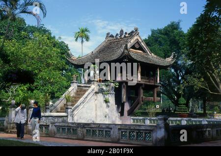 Vietnam: Chua Mot Cot oder eine Säulenpagode, Dien Huu Tempel, Hanoi. Die „Einsäulenpagode“ oder das „Chua Mot Cot“ ist ein wichtiges Symbol für die Stadt Hanoi. Das Chua Mot Cot befindet sich im winzigen Dien Huu Tempel, der auch aus dem 11. Jahrhundert stammt. Es ist eine hölzerne Pagode, die, wie der Name schon sagt, auf einer einzigen Steinsäule in einem einfachen, aber eleganten Lotusteich erbaut wurde. König Ly Thai Tong (1000-1054) erbaute ursprünglich den Dien Huu Tempel und das Chua Mot Cot im Jahr 1049. Der Legende nach wurde der König, der keinen Sohn hatte, in seinen Träumen von der Göttin von Mercy Quan am besucht, die auf einer Lotusblume saß. Stockfoto