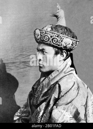 Bhutan: Seine Majestät Ugyen Wangchuck (11. Juni 1862 - 26. August 1926), 1. Druk Gyalpo oder 'Dragon King' (r. 1907-1926), c. 1900er. Gongsar Ugyen Wangchuck war damals der erste Druk Gyalpo von Bhutan, der Sohn von Jigme Namgyal, dem Druk Desi (säkularer Herrscher) von Bhutan. Er kämpfte gegen verschiedene Rebellen und Bürgerkriege, deren Höhepunkt die Schlacht von Changlimethang im Jahr 1886 war (der letzte bewaffnete Bürgerkrieg in Bhutan), wurde de facto zum Herrscher von Bhutan und 1907 wurde eine buddhistische Monarchie gegründet. Nach einer Wahl wurde er der erste Druk Gyalpo. Stockfoto