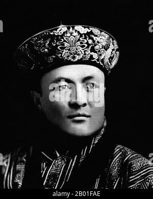 Bhutan: Seine Majestät Jigme Wangchuck (1905.-30. März 1952), 2. Druk Gyalpo oder 'Dragon King' (r. 1926-1952), c. 1926. Jigme Wangchuk war der 2. Druk Gyalpo von Bhutan, der 1926 nach dem Tod seines Vaters Ugyen Wangchuck auf den Thron aufstieg. Während seiner Regentschaft setzte er seine Politik der nahezu vollständigen Isolierung von der Außenwelt fort, wobei die einzigen ausländischen Verbindungen zum britischen Raj in Indien waren. Der Druk Gyalpo („Drachenkönig“) ist das Staatsoberhaupt von Bhutan. Er ist auf Englisch auch als König von Bhutan bekannt. Stockfoto