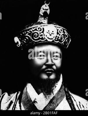 Bhutan: Seine Majestät Ugyen Wangchuck (11. Juni 1862 - 26. August 1926), 1. Druk Gyalpo oder 'Dragon King' (r. 1907-1926). Foto: John Claude White (1853-1918), 1905. Gongsar Ugyen Wangchuck war damals der erste Druk Gyalpo von Bhutan, der Sohn von Jigme Namgyal, dem Druk Desi (säkularer Herrscher) von Bhutan. Er kämpfte gegen verschiedene Rebellen und Bürgerkriege, deren Höhepunkt die Schlacht von Changlimethang im Jahr 1886 war (der letzte bewaffnete Bürgerkrieg in Bhutan), wurde de facto zum Herrscher von Bhutan und 1907 wurde eine buddhistische Monarchie gegründet. Nach einer Wahl wurde er der erste Druk Gyalpo Stockfoto