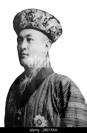 Bhutan: Seine Majestät Jigme Wangchuck (1905.-30. März 1952), 2. Druk Gyalpo oder 'Dragon King' (r. 1926-1952), c. 1926. Jigme Wangchuk war der 2. Druk Gyalpo von Bhutan, der 1926 nach dem Tod seines Vaters Ugyen Wangchuck auf den Thron aufstieg. Während seiner Regentschaft setzte er seine Politik der nahezu vollständigen Isolierung von der Außenwelt fort, wobei die einzigen ausländischen Verbindungen zum britischen Raj in Indien waren. Der Druk Gyalpo („Drachenkönig“) ist das Staatsoberhaupt von Bhutan. Er ist auf Englisch auch als König von Bhutan bekannt. Stockfoto