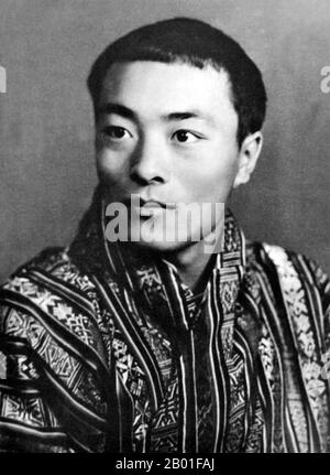 Bhutan: Seine Majestät Jigme Dorji Wangchuck (2. Mai 1928 - 21. Juli 1972), 3. Druk Gyalpo oder 'Dragon King' (r. 1952-1972), c. 1950er. Jigme Dorji Wangchuck war der 3. Druk Gyalpo von Bhutan, der 1952 auf den Thron aufstieg. Sein Hauptziel während seiner Herrschaft war es, Bhutan der Außenwelt zu öffnen und sie zu modernisieren, die Beziehungen zu Indien zu vertiefen und enge wirtschaftliche Beziehungen zu Bangladesch aufzubauen, wobei Bhutan nach Indien die zweite Nation war, die Bangladeschs Unabhängigkeit anerkennt. Bhutan trat auch 1971 unter seiner Herrschaft den Vereinten Nationen bei. Stockfoto